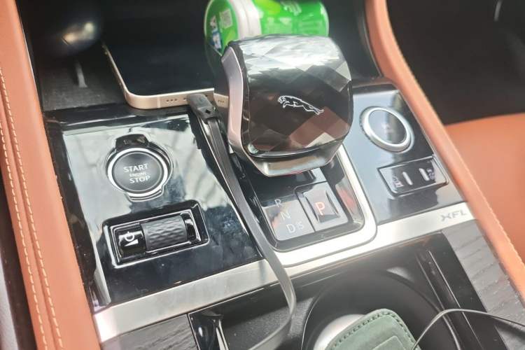 Used Jaguar XFL 2024 2.0T P300 Four-Wheel Drive Flagship Sport Gold Edition Gear Lever