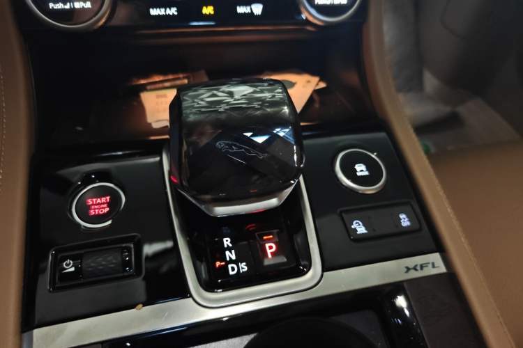 Used Jaguar XFL 2024 2.0T P250 Two-Wheel Drive Prestige Luxury Edition Gear Lever