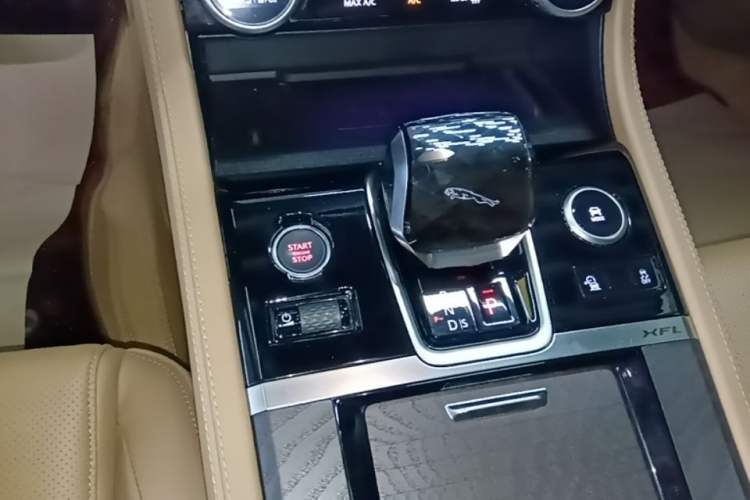 Used Jaguar XFL 2024 2.0T P250 Two-Wheel Drive Prestige Luxury Edition Gear Lever