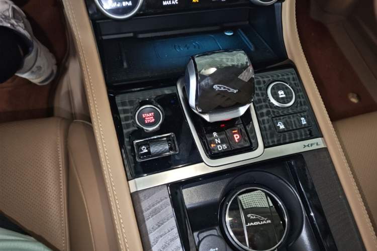 Used Jaguar XFL 2024 2.0T P250 Two-Wheel Drive Prestige Luxury Edition Gear Lever