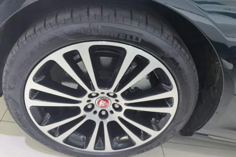 Used Jaguar XFL 2024 2.0T P250 Two-Wheel Drive Prestige Luxury Edition Left Front Wheel Hub