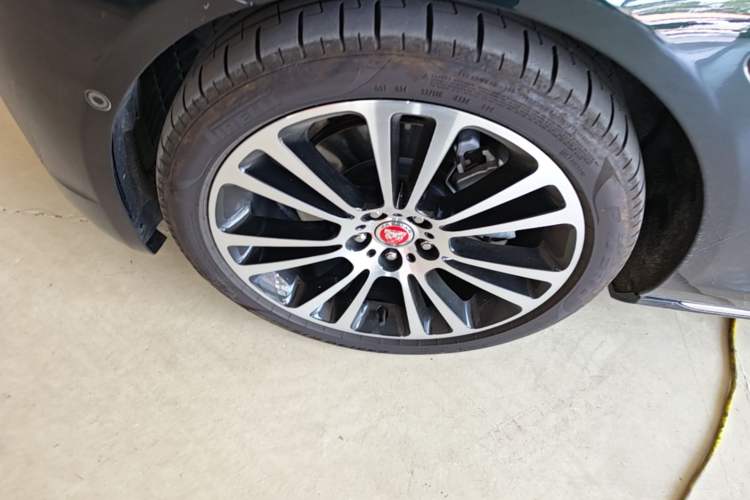 Used Jaguar XFL 2024 2.0T P250 Two-Wheel Drive Prestige Luxury Edition Left Front Wheel Hub