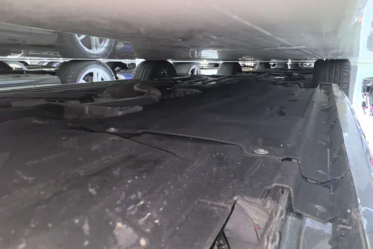 Used Jaguar XFL 2024 2.0T P250 Two-Wheel Drive Prestige Luxury Edition Left Side Sill