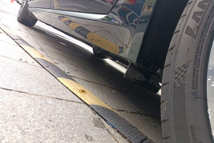 Used Jaguar XFL 2024 2.0T P250 Two-Wheel Drive Prestige Luxury Edition Left Side Sill