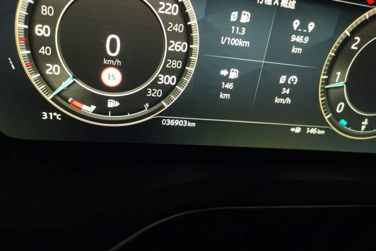 Used Jaguar XFL 2024 2.0T P300 Four-Wheel Drive Flagship Sport Gold Edition Odometer Close Up