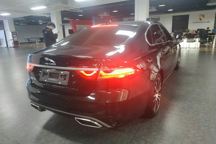 Used Jaguar XFL 2024 2.0T P250 Two-Wheel Drive Prestige Luxury Edition Rear Right 45 Deg