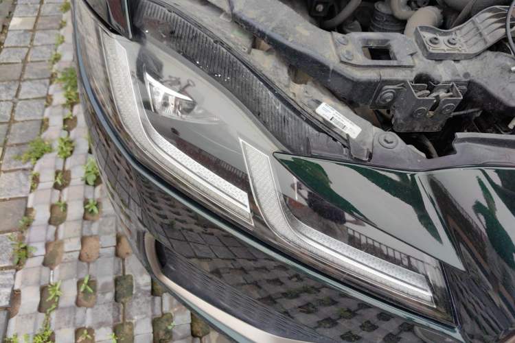 Used Jaguar XFL 2024 2.0T P300 Four-Wheel Drive Flagship Sport Gold Edition Right Front Headlight