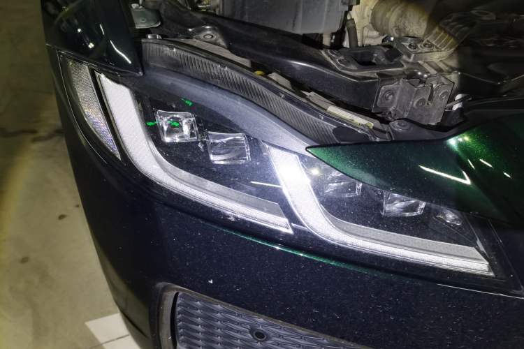 Used Jaguar XFL 2024 2.0T P300 Four-Wheel Drive Flagship Sport Gold Edition Right Front Headlight