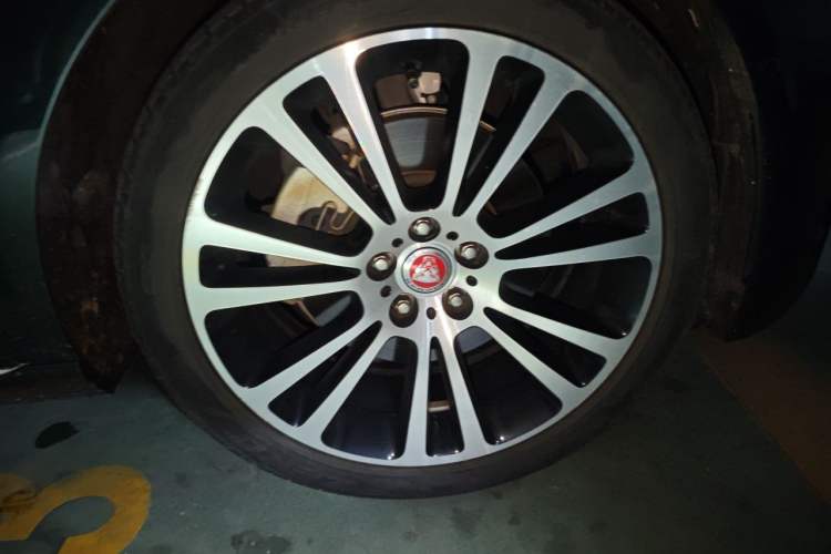 Used Jaguar XFL 2024 2.0T P250 Two-Wheel Drive Prestige Luxury Edition Right Front Wheel Hub