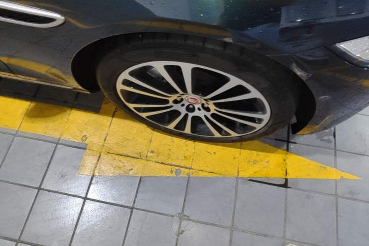 Used Jaguar XFL 2024 2.0T P250 Two-Wheel Drive Prestige Luxury Edition Right Front Wheel Hub