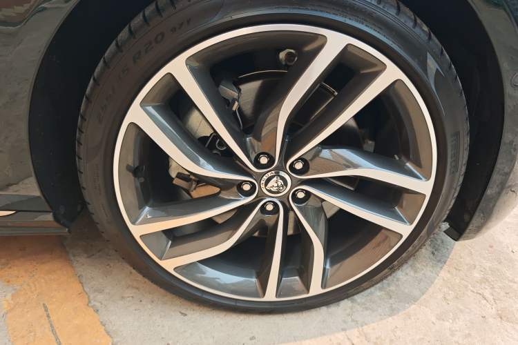 Used Jaguar XFL 2024 2.0T P300 Four-Wheel Drive Flagship Sport Gold Edition Right Front Wheel Hub