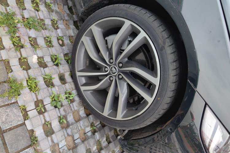 Used Jaguar XFL 2024 2.0T P300 Four-Wheel Drive Flagship Sport Gold Edition Right Front Wheel Hub