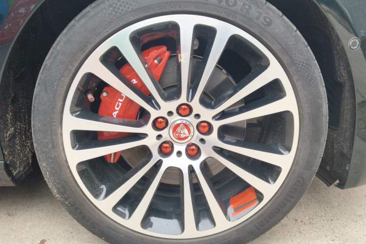 Used Jaguar XFL 2024 2.0T P250 Two-Wheel Drive Prestige Luxury Edition Right Front Wheel Hub