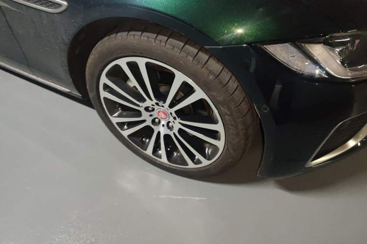 Used Jaguar XFL 2024 2.0T P250 Two-Wheel Drive Prestige Luxury Edition Right Front Wheel Hub