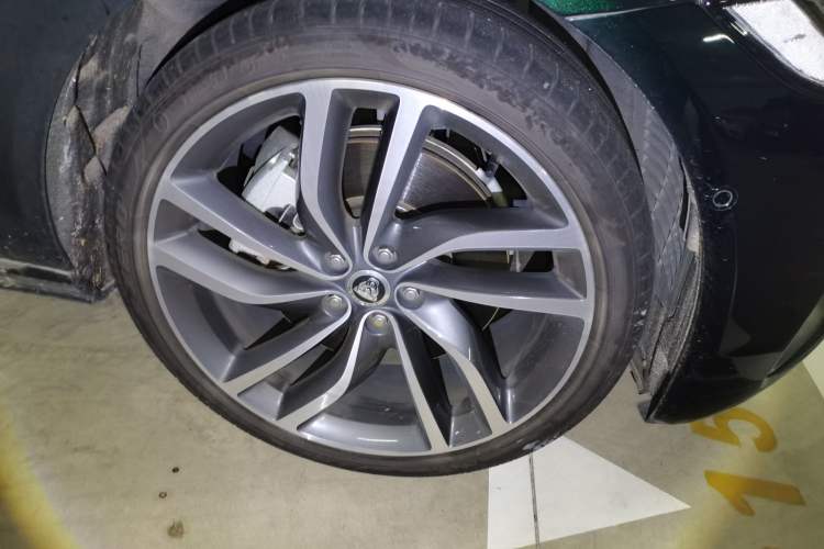 Used Jaguar XFL 2024 2.0T P300 Four-Wheel Drive Flagship Sport Gold Edition Right Front Wheel Hub