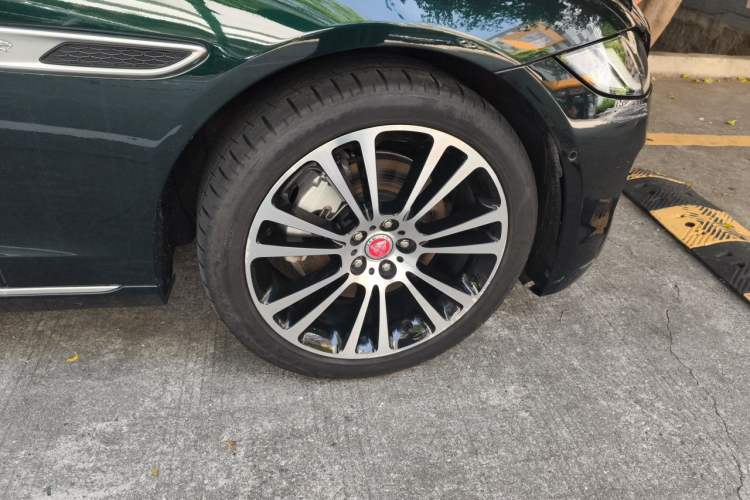 Used Jaguar XFL 2024 2.0T P250 Two-Wheel Drive Prestige Luxury Edition Right Front Wheel Hub