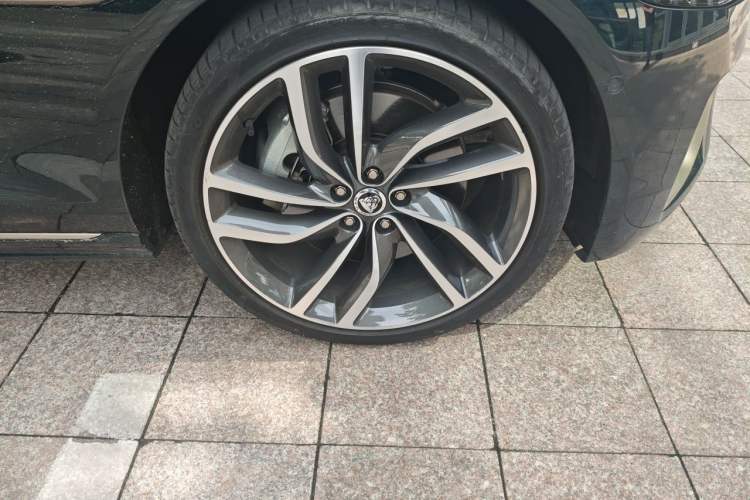 Used Jaguar XFL 2024 2.0T P300 Four-Wheel Drive Flagship Sport Gold Edition Right Front Wheel Hub