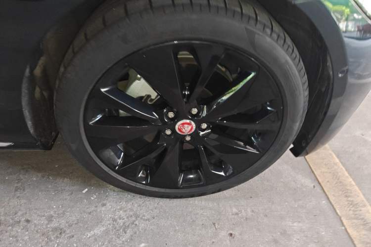 Used Jaguar XFL 2024 2.0T P250 Two-Wheel Drive Prestige Luxury Edition Right Front Wheel Hub