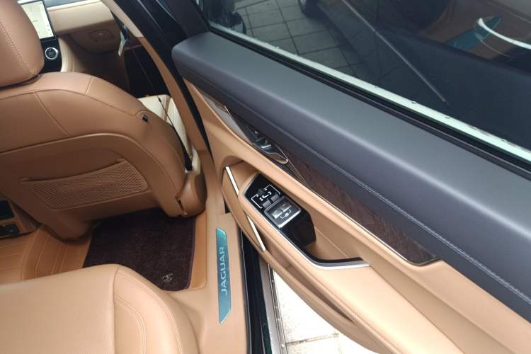 Used Jaguar XFL 2024 2.0T P250 Two-Wheel Drive Prestige Luxury Edition Right Rear Door Interior