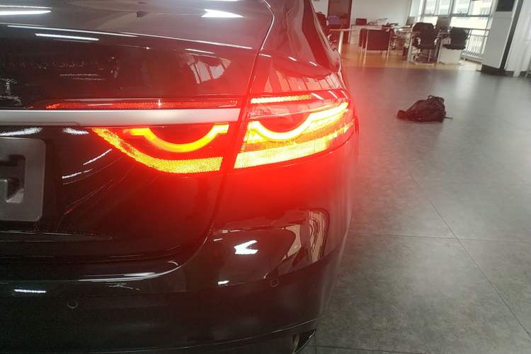 Used Jaguar XFL 2024 2.0T P250 Two-Wheel Drive Prestige Luxury Edition Right Rear Taillight