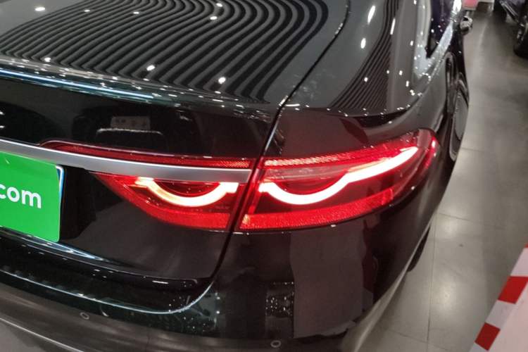 Used Jaguar XFL 2024 2.0T P250 Two-Wheel Drive Prestige Luxury Edition Right Rear Taillight