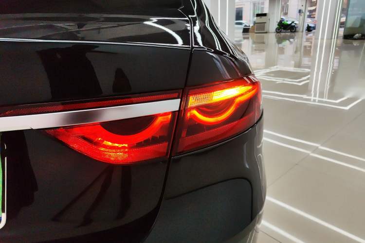 Used Jaguar XFL 2024 2.0T P250 Two-Wheel Drive Prestige Luxury Edition Right Rear Taillight