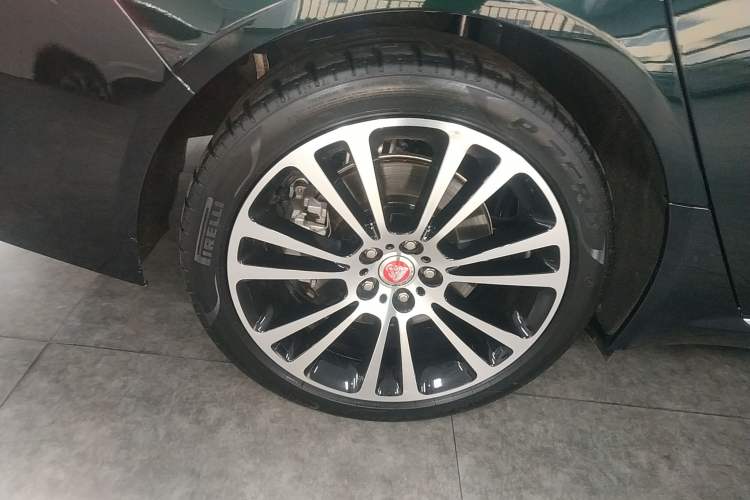 Used Jaguar XFL 2024 2.0T P250 Two-Wheel Drive Prestige Luxury Edition Right Rear Wheel Hub