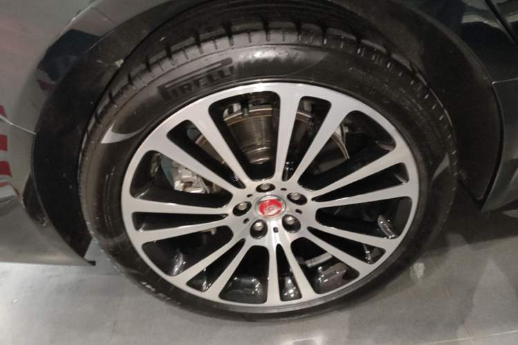Used Jaguar XFL 2024 2.0T P250 Two-Wheel Drive Prestige Luxury Edition Right Rear Wheel Hub