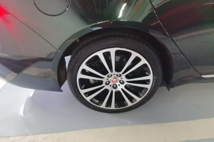 Used Jaguar XFL 2024 2.0T P250 Two-Wheel Drive Prestige Luxury Edition Right Rear Wheel Hub