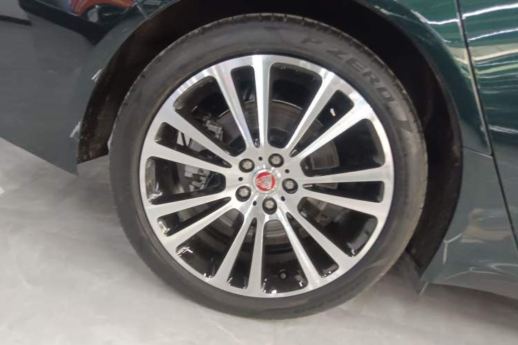Used Jaguar XFL 2024 2.0T P250 Two-Wheel Drive Prestige Luxury Edition Right Rear Wheel Hub