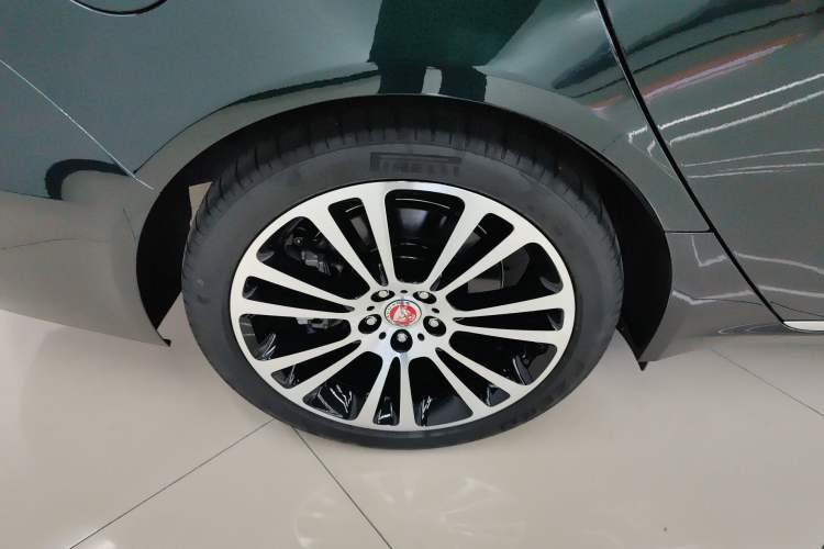 Used Jaguar XFL 2024 2.0T P250 Two-Wheel Drive Prestige Luxury Edition Right Rear Wheel Hub