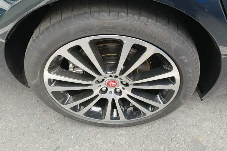 Used Jaguar XFL 2024 2.0T P250 Two-Wheel Drive Prestige Luxury Edition Right Rear Wheel Hub