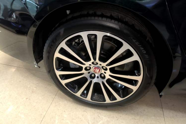 Used Jaguar XFL 2024 2.0T P250 Two-Wheel Drive Prestige Luxury Edition Right Rear Wheel Hub