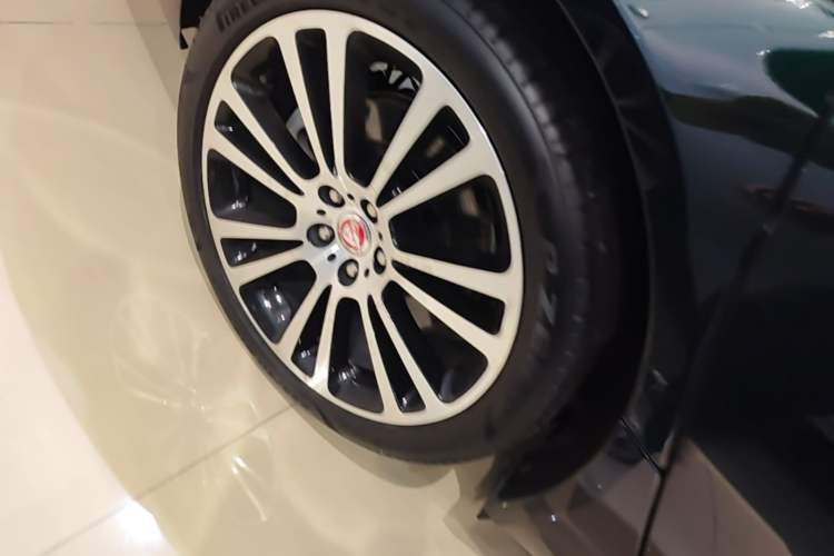 Used Jaguar XFL 2024 2.0T P250 Two-Wheel Drive Prestige Luxury Edition Right Rear Wheel Hub