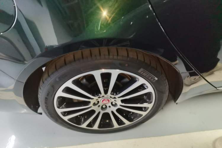 Used Jaguar XFL 2024 2.0T P250 Two-Wheel Drive Prestige Luxury Edition Right Rear Wheel Hub