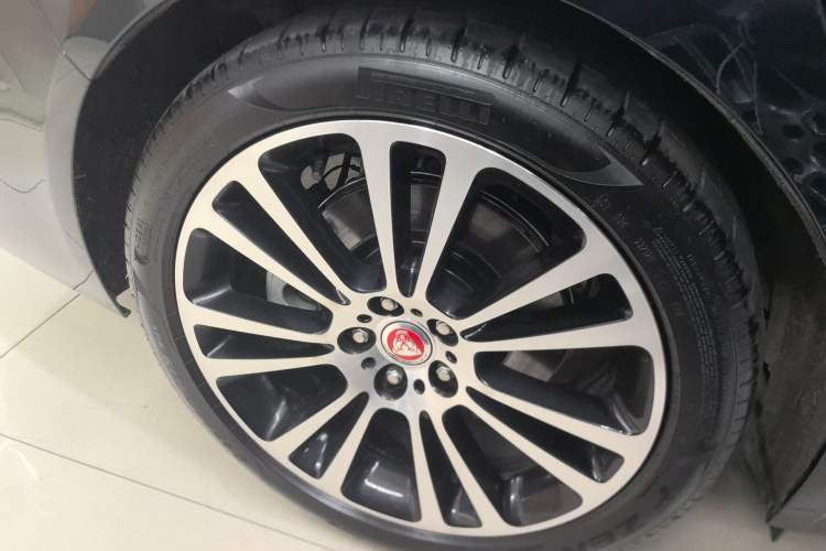 Used Jaguar XFL 2024 2.0T P250 Two-Wheel Drive Prestige Luxury Edition Right Rear Wheel Hub