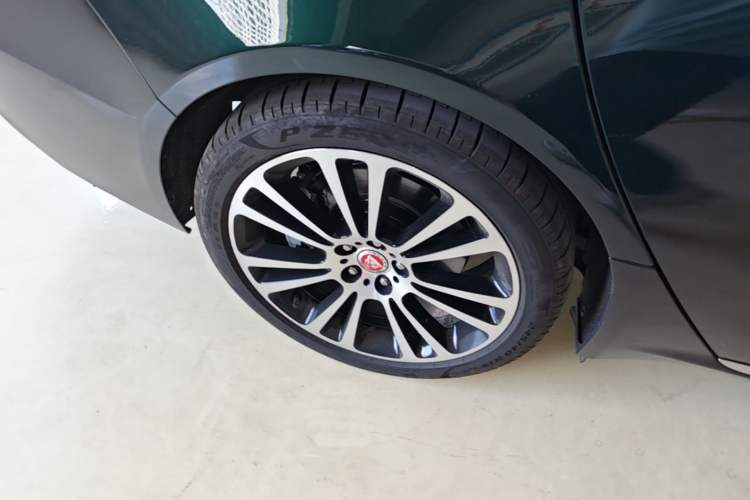 Used Jaguar XFL 2024 2.0T P250 Two-Wheel Drive Prestige Luxury Edition Right Rear Wheel Hub