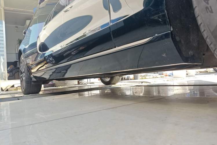 Used Jaguar XFL 2024 2.0T P250 Two-Wheel Drive Prestige Luxury Edition Right Side Sill