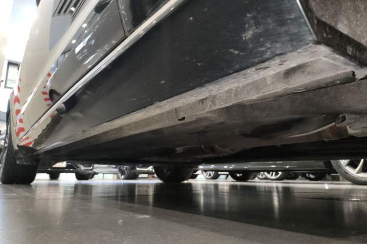 Used Jaguar XFL 2024 2.0T P250 Two-Wheel Drive Prestige Luxury Edition Right Side Sill