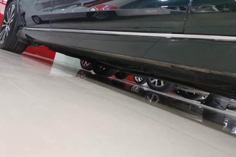 Used Jaguar XFL 2024 2.0T P250 Two-Wheel Drive Prestige Luxury Edition Right Side Sill