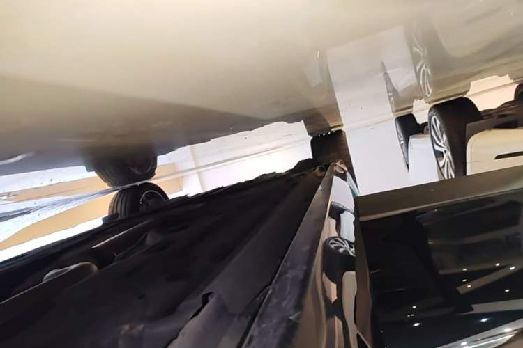 Used Jaguar XFL 2024 2.0T P250 Two-Wheel Drive Prestige Luxury Edition Right Side Sill