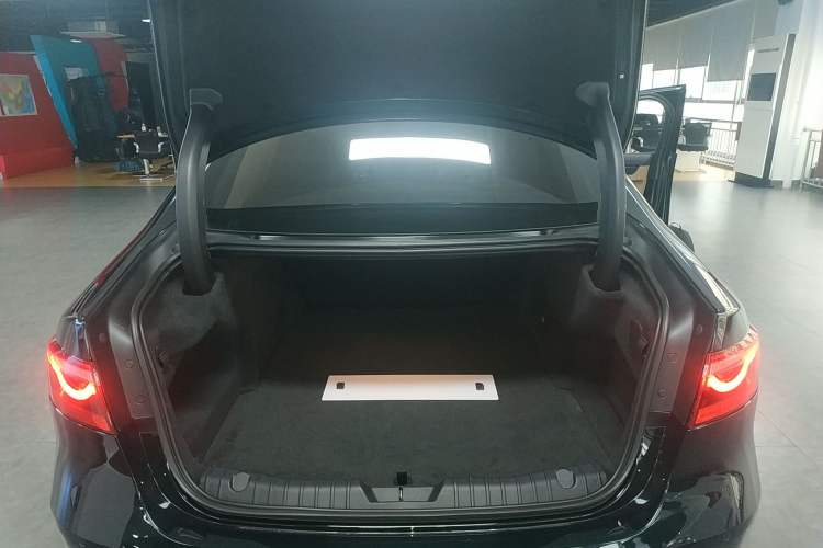 Used Jaguar XFL 2024 2.0T P250 Two-Wheel Drive Prestige Luxury Edition Trunk