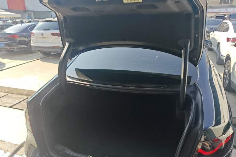 Used Jaguar XFL 2024 2.0T P250 Two-Wheel Drive Prestige Luxury Edition Trunk