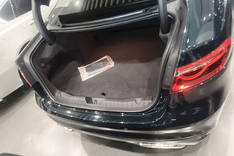 Used Jaguar XFL 2024 2.0T P250 Two-Wheel Drive Prestige Luxury Edition Trunk