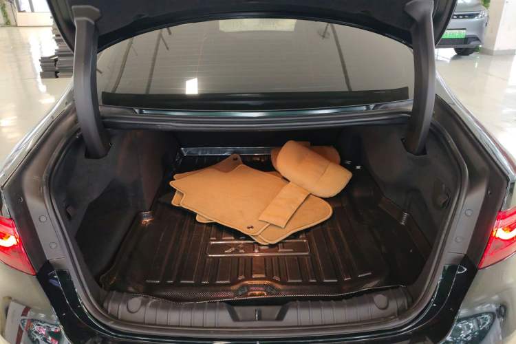 Used Jaguar XFL 2024 2.0T P250 Two-Wheel Drive Prestige Luxury Edition Trunk