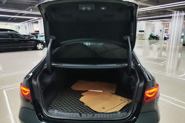 Used Jaguar XFL 2024 2.0T P250 Two-Wheel Drive Prestige Luxury Edition Trunk