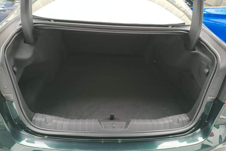 Used Jaguar XFL 2024 2.0T P250 Two-Wheel Drive Prestige Luxury Edition Trunk