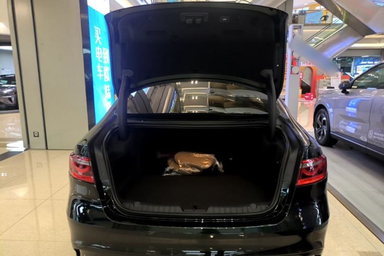 Used Jaguar XFL 2024 2.0T P250 Two-Wheel Drive Prestige Luxury Edition Trunk