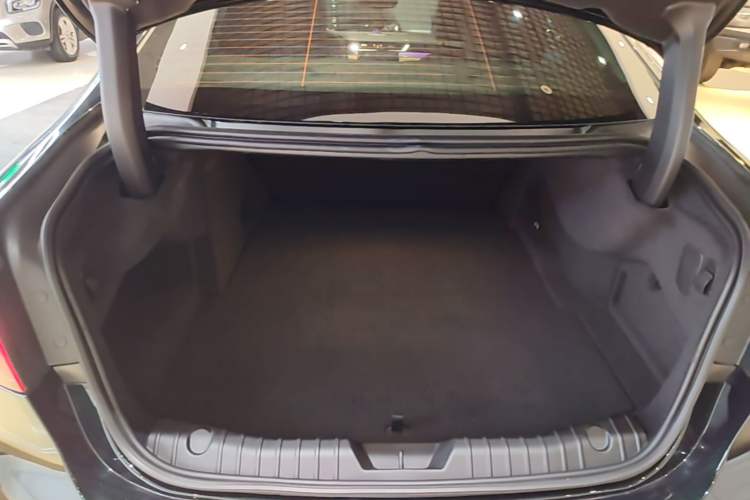 Used Jaguar XFL 2024 2.0T P250 Two-Wheel Drive Prestige Luxury Edition Trunk