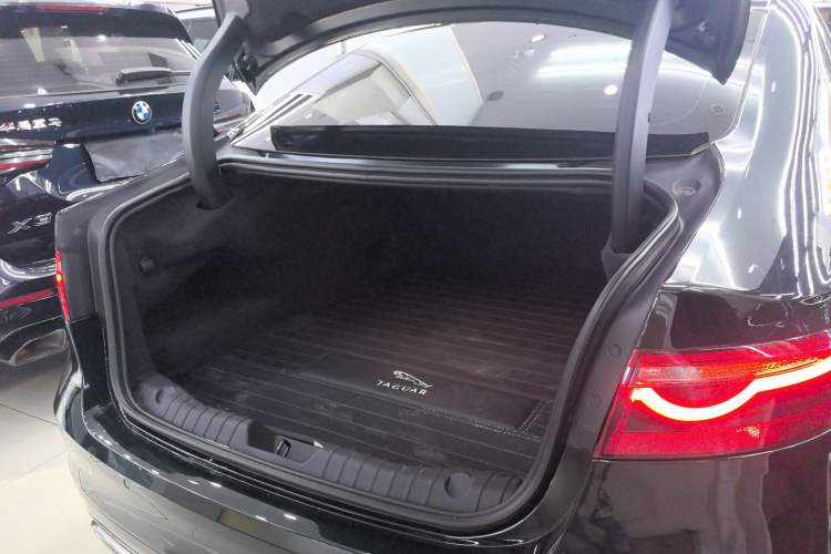 Used Jaguar XFL 2024 2.0T P250 Two-Wheel Drive Prestige Luxury Edition Trunk